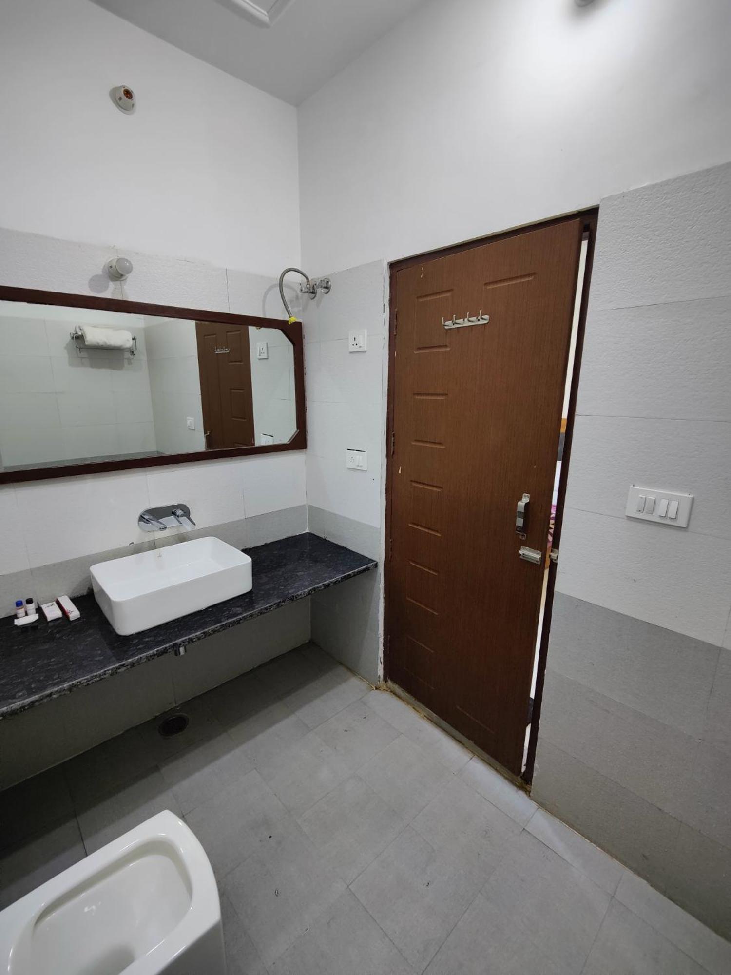 Alaknanda Motel & Restaurant Rudraprayāg 외부 사진